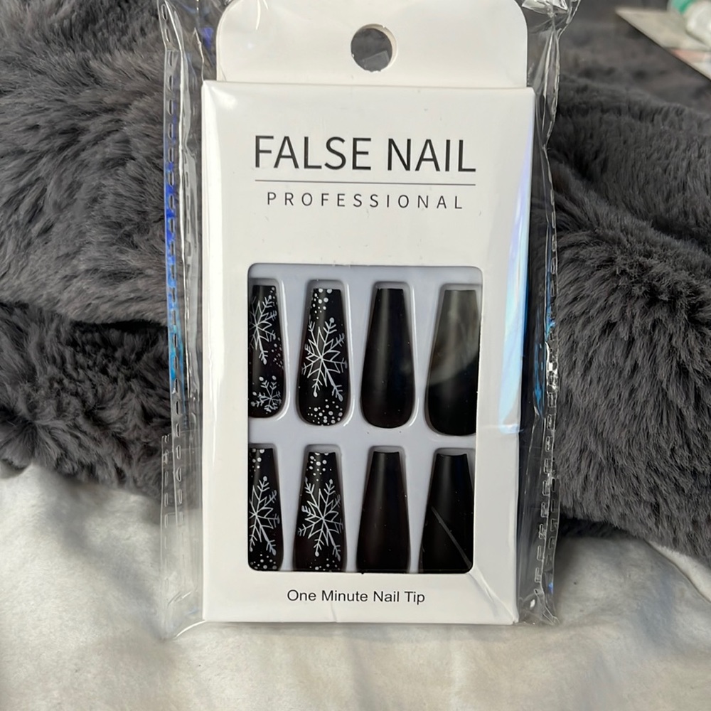 Black with Snowflakes Coffin False Nails